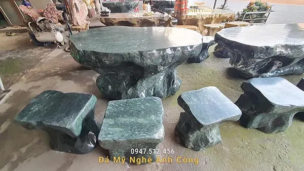 Bàn ghế đá xanh rêu nguyên khối