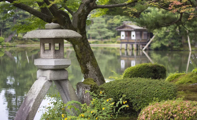Đèn đá sân vườn Kanazawa